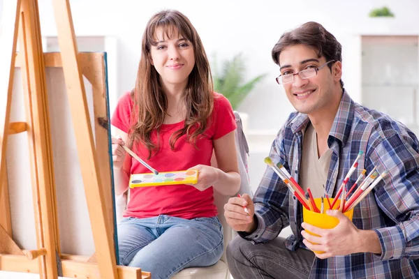 Artista estudante de coaching em aula de pintura em estúdio — Fotografia de Stock