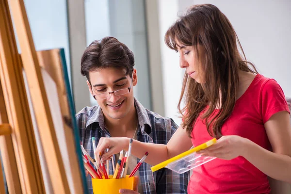 Artist coaching student in painting class in studio — Stock Photo, Image