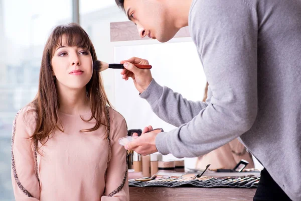 Mann macht Make-up für süße Frau im Schönheitssalon — Stockfoto