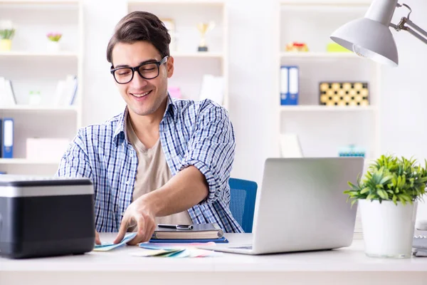 Freelancer trabalhando em casa novo projeto — Fotografia de Stock