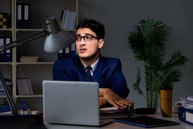 İşçi önemli bir teslimatı bitirmek için geç saatlere kadar çalışıyor.