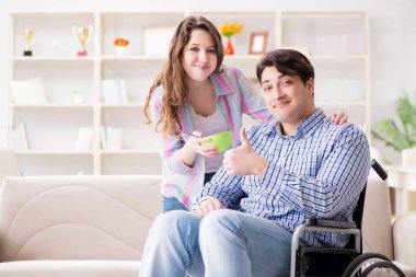 Genç bir aile birbirine göz kulak oluyor.