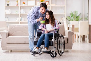 Genç bir aile birbirine göz kulak oluyor.