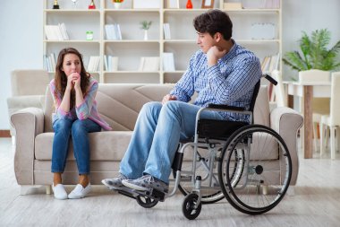 Tekerlekli sandalyedeki çaresiz kişi