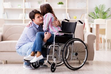 Genç bir aile birbirine göz kulak oluyor.