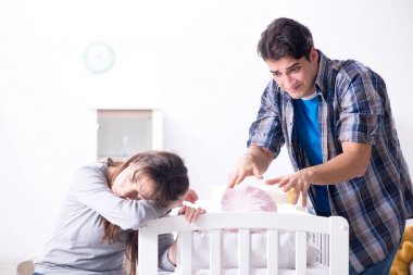 Genç baba bebek ağlamasına dayanamaz.