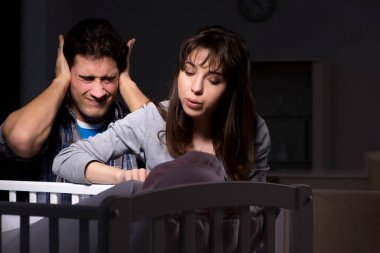 Genç ebeveynler geceleri yeni doğmuş bebekle uykusuz kalıyor.
