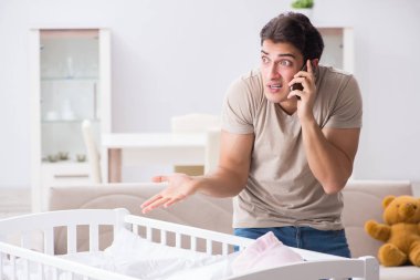 Genç baba ağlayan bebek yüzünden hayal kırıklığına uğradı.