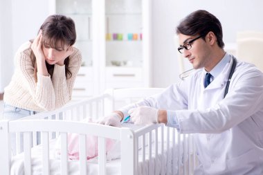 Doktor genç anneye açıklama yapıyor. 