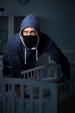İnsan çocuk ticareti konseptinde bebek hırsızlığı