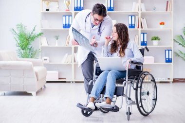 Doktor hastayla röntgen görüntüsünü tartışıyor