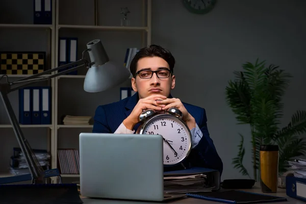 Anställd stanna sent för att avsluta arbetet med granskning — Stockfoto