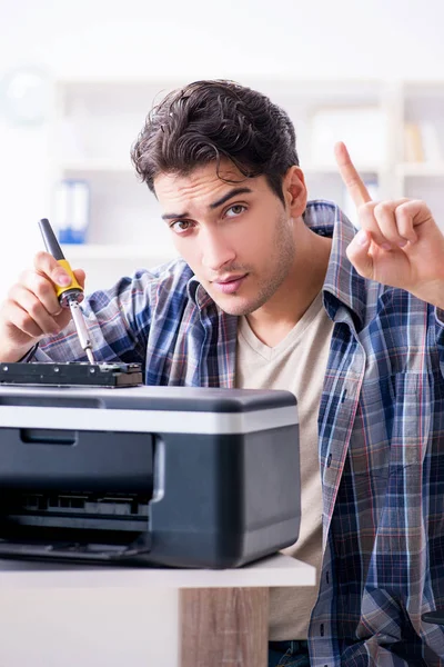 Hardware-Reparateur repariert defektes Drucker-Faxgerät — Stockfoto