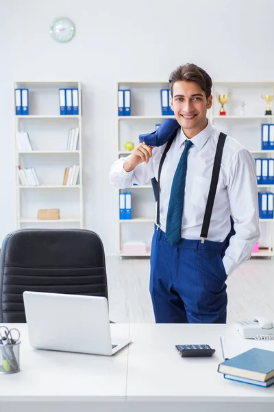 Jonge stijlvolle zakenman werkt in het kantoor — Stockfoto