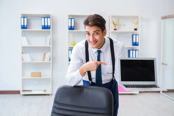 Joven hombre de negocios elegante que trabaja en la oficina —  Fotos de Stock