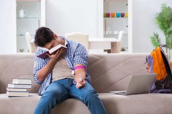 Jeune étudiant suffoquant de la toxicomanie — Photo