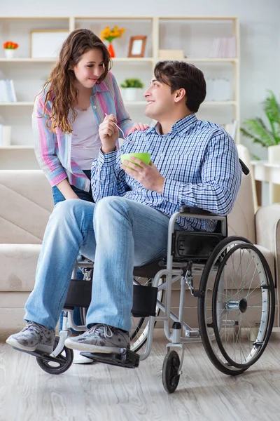 Familia joven cuidándose unos a otros —  Fotos de Stock