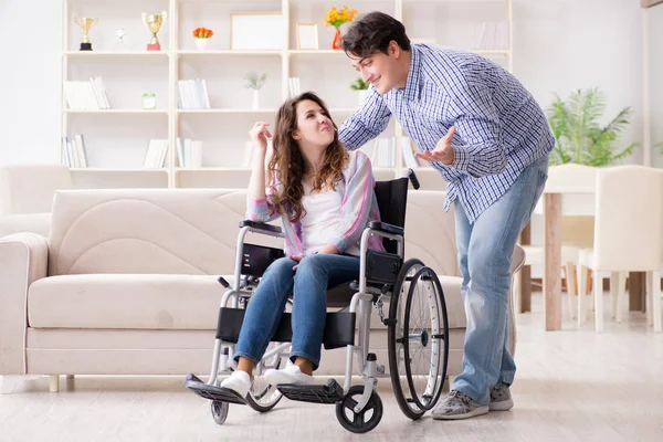 Jonge familie die voor elkaar zorgen — Stockfoto