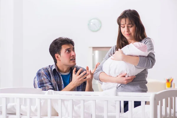 Jovem pai não suporta bebê chorando — Fotografia de Stock