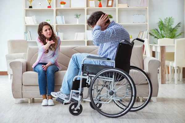 Wanhopige gehandicapte in een rolstoel — Stockfoto