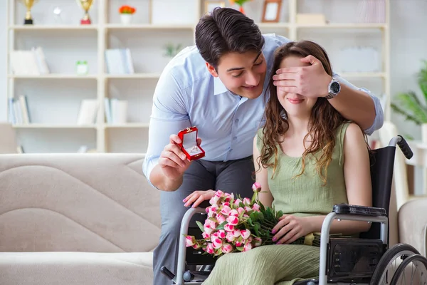 Muž dělá nabídku k sňatku zdravotně postižené ženě na invalidním vozíku — Stock fotografie