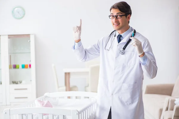 Médico preparándose para la vacunación del bebé — Foto de Stock