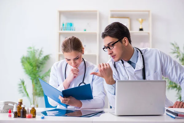 Manlig och kvinnlig läkare diskuterar på sjukhus — Stockfoto