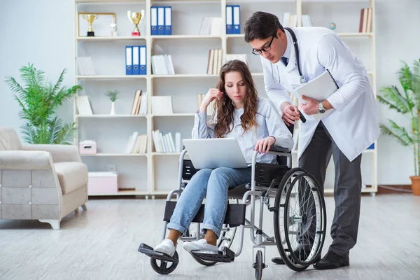 Paziente disabile in sedia a rotelle visita dal medico per un controllo regolare — Foto Stock
