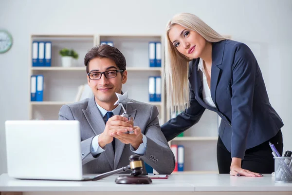 Abogado discutiendo caso legal con cliente — Foto de Stock