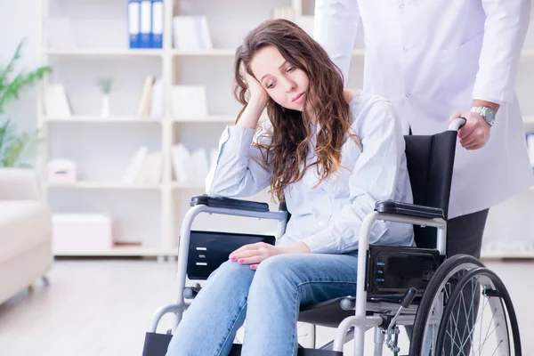 Patient handicapé en fauteuil roulant médecin visiteur pour un contrôle régulier — Photo