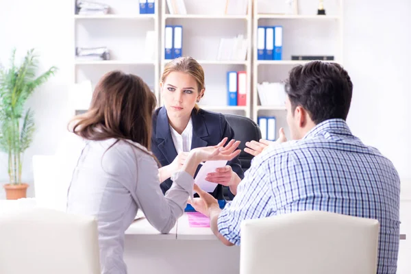 Young family dissappointed at high interest mortgage rate in ban — Stock Photo, Image