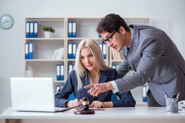 Advokat diskuterar rättsfall med klienten — Stockfoto