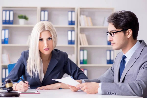 Abogado discutiendo caso legal con cliente — Foto de Stock