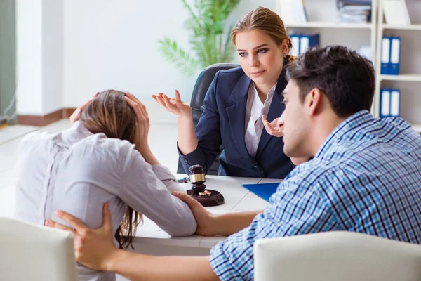 Jeune famille déposant des documents de divorce avec avocat — Photo