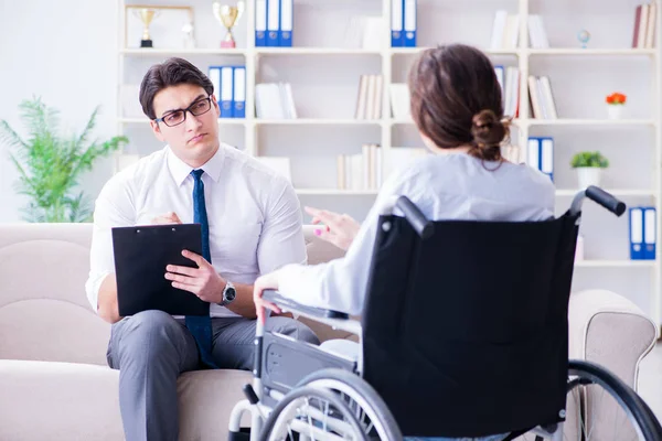 Pacient na návštěvě psychoterapeuta řešit následky tr — Stock fotografie