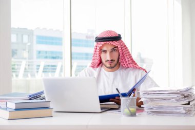 Ofiste çalışan Arap işadamı.