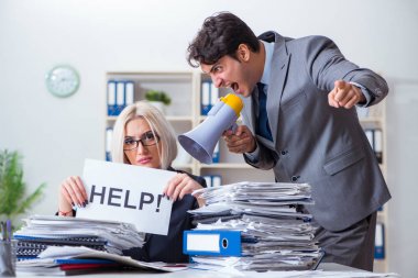 Kızgın patron sekreterine bağırıyor.