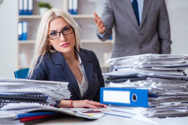 Kızgın patron sekreterine bağırıyor ve bağırıyor.