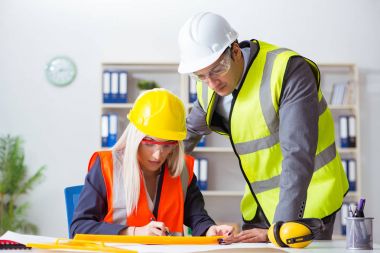 İnşaat işçileri göreve başlamadan önce tartışıyorlar