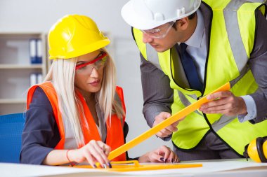 İnşaat işçileri göreve başlamadan önce tartışıyorlar