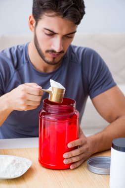 Sporcu daha iyi kaslar için yeni protein takviyeleri tadıyor