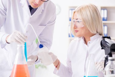 Laboratuvarda tartışan iki kimyager.