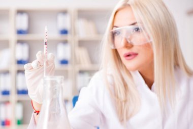 Hastane kliniğinde genç bayan doktor.