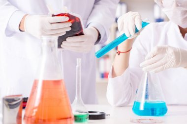 Hastane kliniğinde genç bayan doktor.