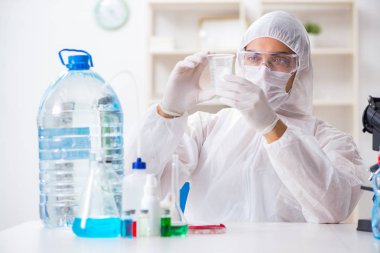 Laboratuvar asistanı su kalitesini test ediyor