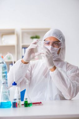 Laboratuvar asistanı su kalitesini test ediyor