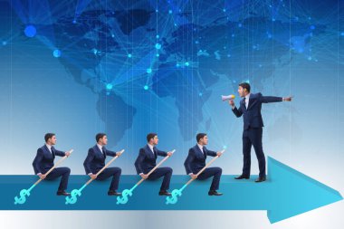 Tekneyle takım çalışması yapan iş adamları.