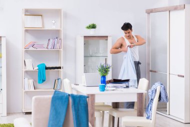 İş adamı gece mesaisinden sonra uyuyakaldığı için ofise geç kaldı.