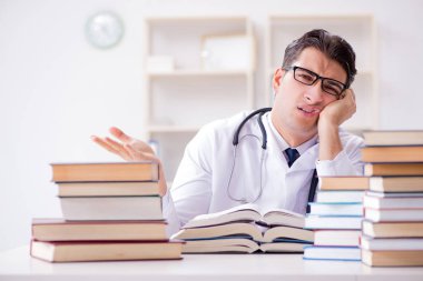 Tıp öğrencisi üniversite sınavlarına hazırlanıyor.