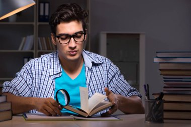 Sınavlara hazırlanan öğrenci gece geç saatte evde olacak.